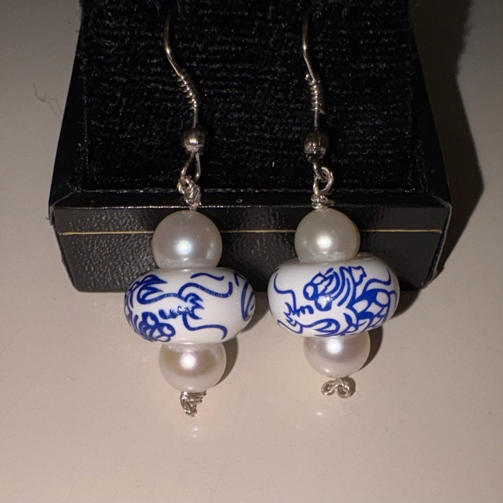 Porcelain and genuine pearl earring